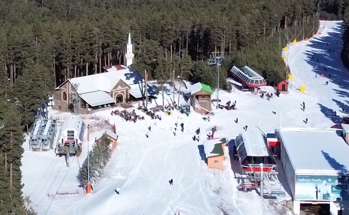 Kristal karın merkezi Sarıkamış&rsquo;ta sezon coşkusu: Pistler cıvıl cıvıl