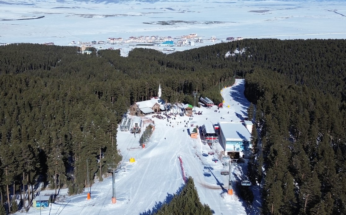 Kristal karın merkezi Sarıkamış&rsquo;ta sezon coşkusu: Pistler cıvıl cıvıl