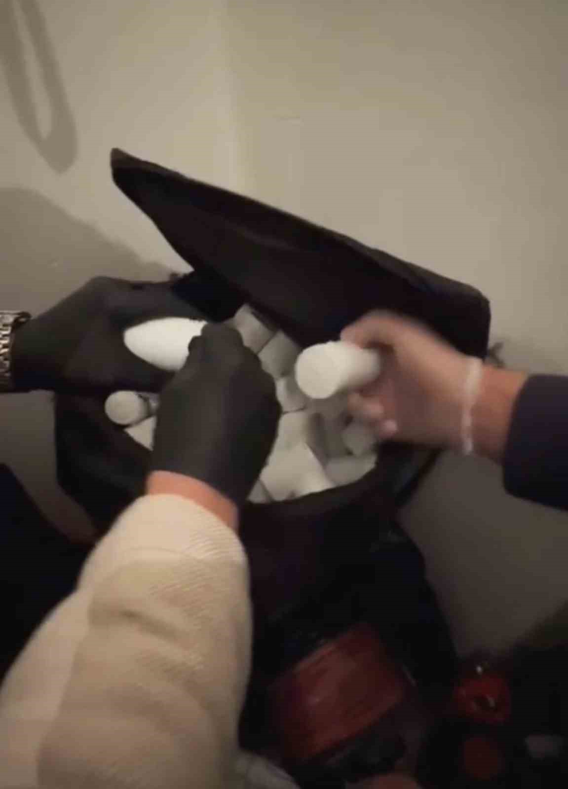 Apartman y&ouml;neticisi jandarma tarafından 7 bin uyuşturucu hapla yakalandı
