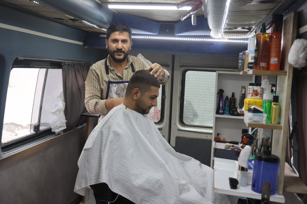 İlk kez g&ouml;renleri şaşırtan mobil berber, bir &lsquo;Alo&rsquo; ile m&uuml;şterilerinin ayağına giderek VİP hizmet veriyor