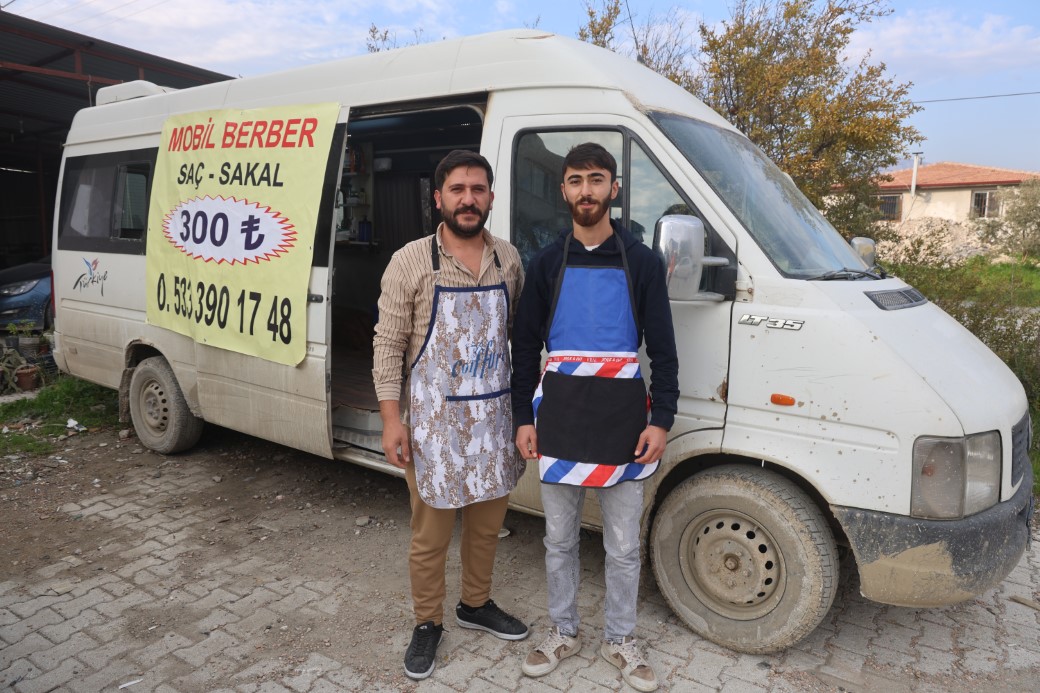 İlk kez g&ouml;renleri şaşırtan mobil berber, bir &lsquo;Alo&rsquo; ile m&uuml;şterilerinin ayağına giderek VİP hizmet veriyor