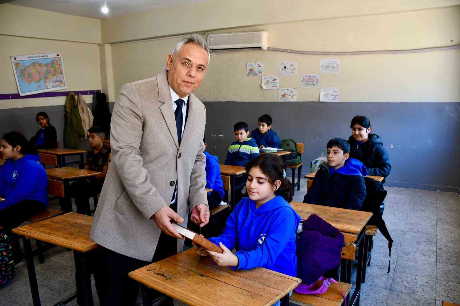 &Ouml;ğrencilere Kur&rsquo;an-ı Kerim hediye edildi
