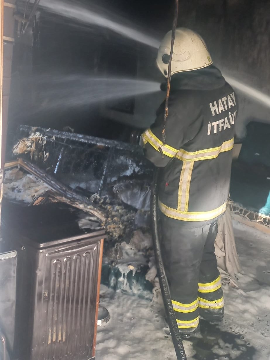 Erzin&rsquo;de m&uuml;stakil ev yandı
