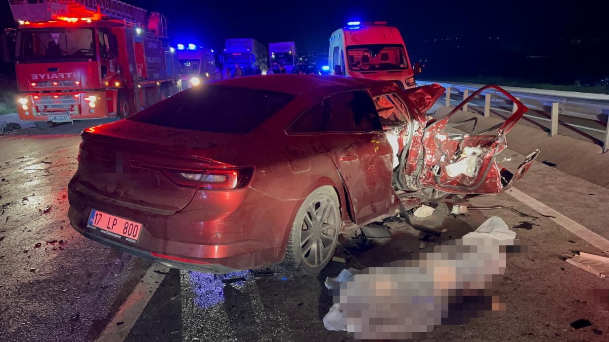 &Ccedil;anakkale&rsquo;de 5 kişinin &ouml;l&uuml;m&uuml;yle sonu&ccedil;lanan kaza gen&ccedil; &ccedil;ifti birbirinden ayırdı