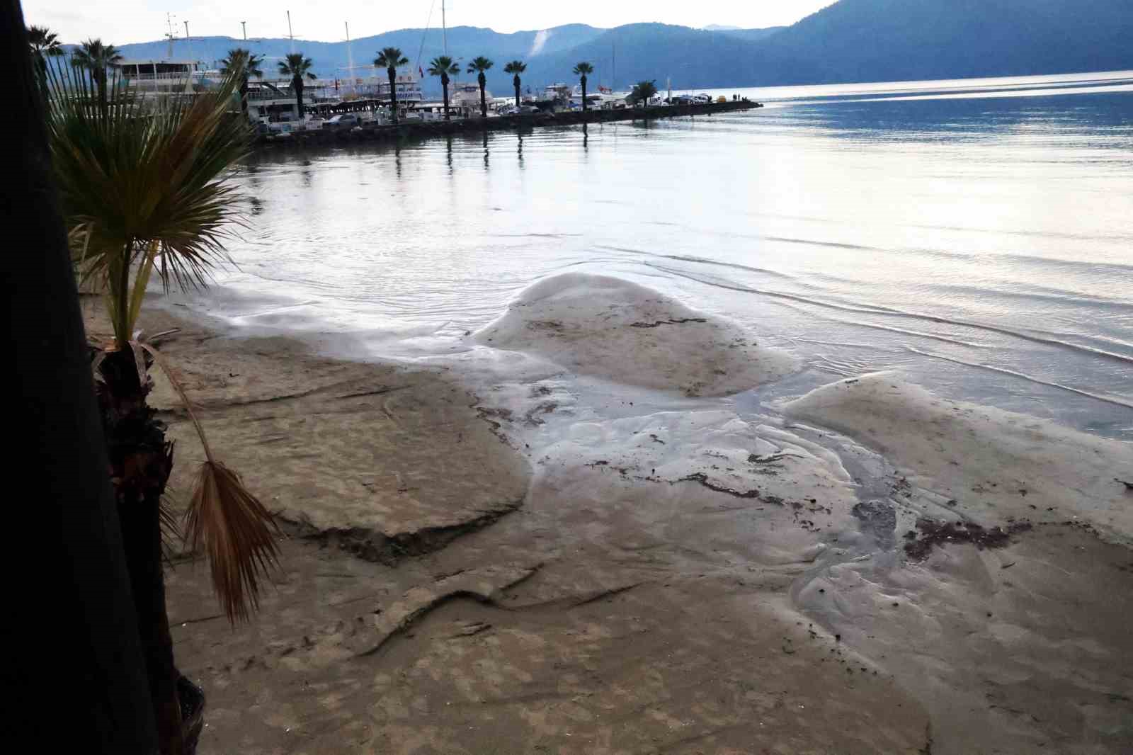 Yılın en kısa g&uuml;n&uuml;nde deniz suyu &ccedil;ekildi, sağanak yağmur sahili tahrip etti
