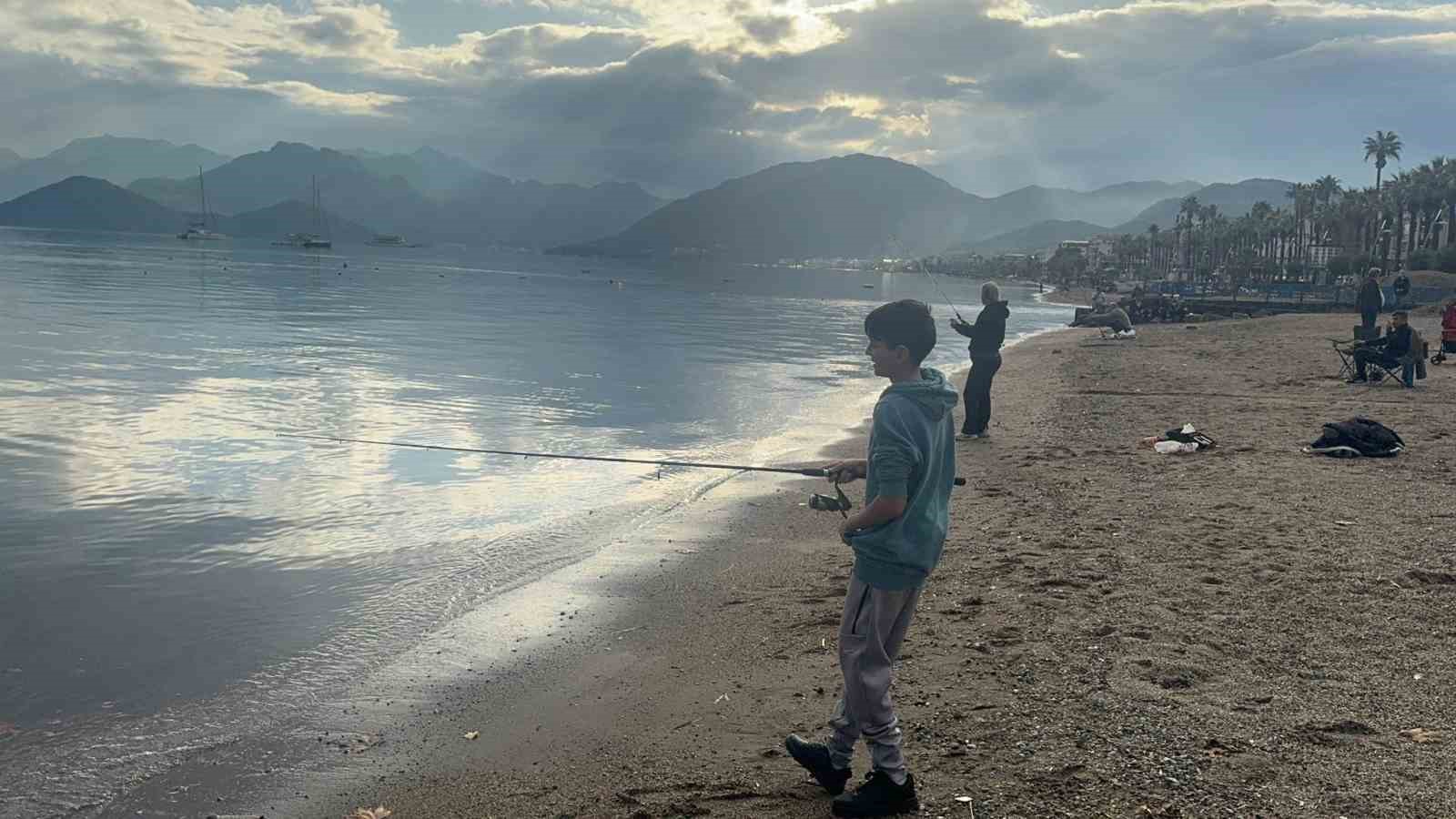 Sağanak sonrası g&uuml;neş y&uuml;zleri g&uuml;ld&uuml;rd&uuml;, Marmaris sahilleri doldu
