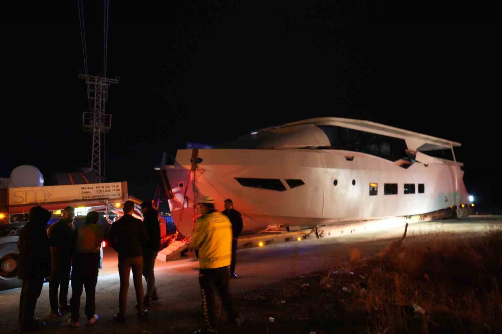 Erzurum&rsquo;da yat y&uuml;kl&uuml; tır karayolunu kapattı: Karşılarında yatı g&ouml;renler şaşırdı
