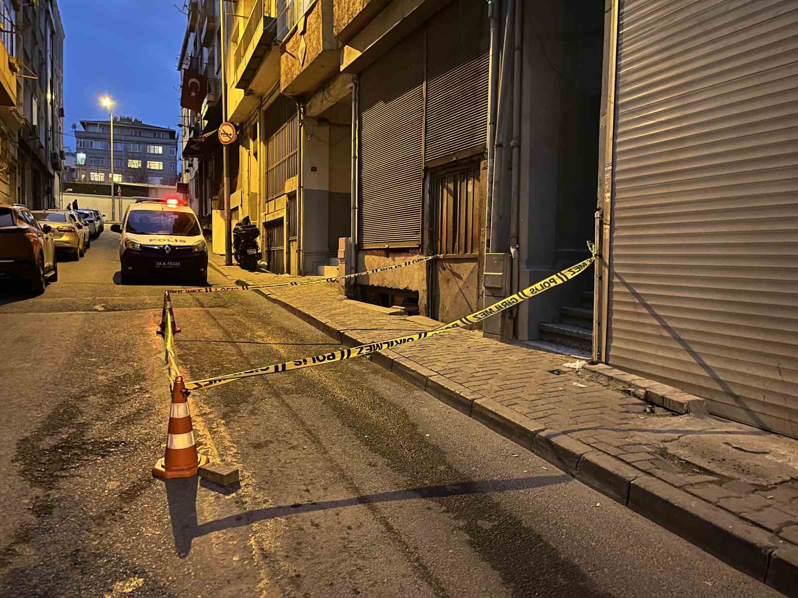 Cam silerken 3. kattan d&uuml;şen kadın ağır yaralandı
