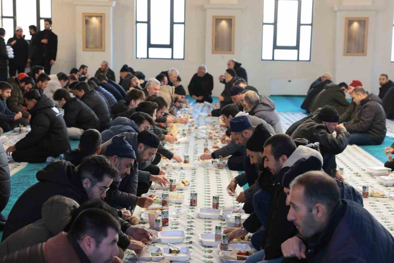 Erzincan’da Üç Aylar başlangıcında Terzibaba Külliyesi’nde sabah namazı programı düzenlendi