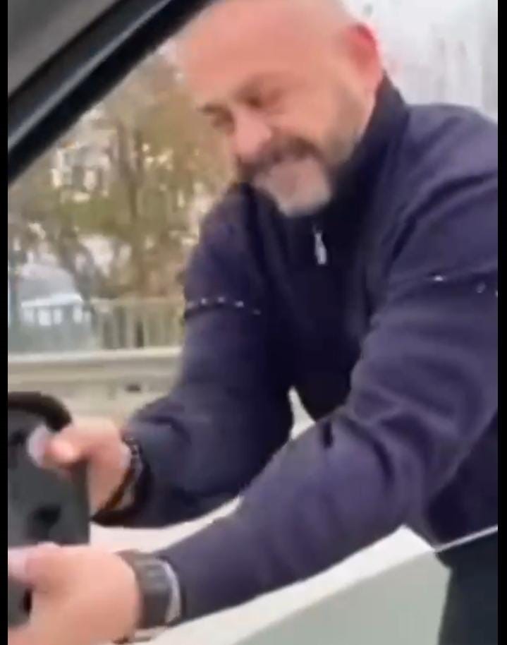 Meclis &uuml;yesini sıkıştırıp, aracı yumrukladı&hellip; O anlar kamerada
