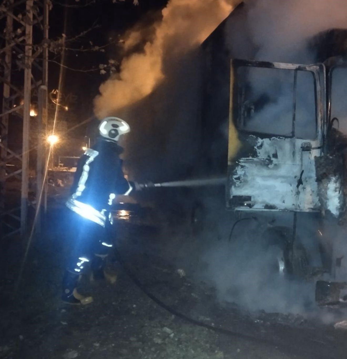 Hatay&rsquo;da alevlere teslim olan tır kullanılamaz hale geldi
