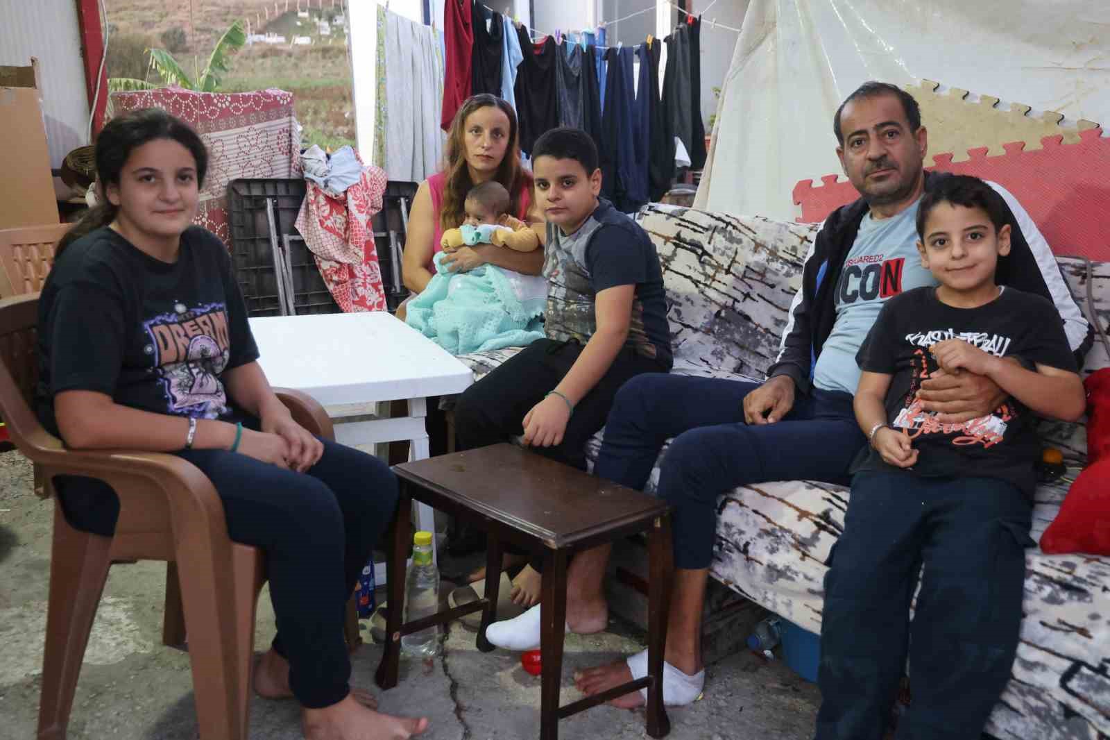 El işiyle ilmik atarak para kazanan 4 &ccedil;ocuklu anne, evlatlarına ve engelli eşine kendi emeğiyle bakıyor
