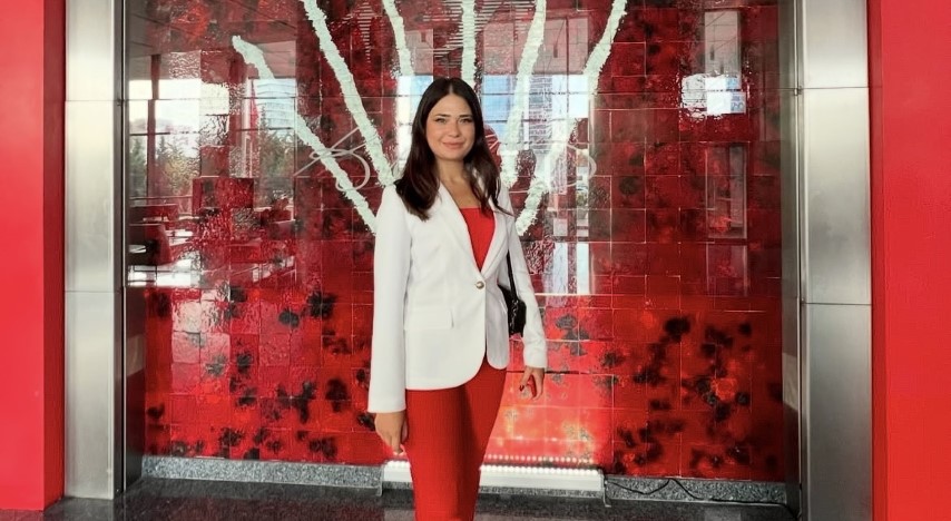 Meclis &uuml;yesini sıkıştırıp, aracı yumrukladı&hellip; O anlar kamerada