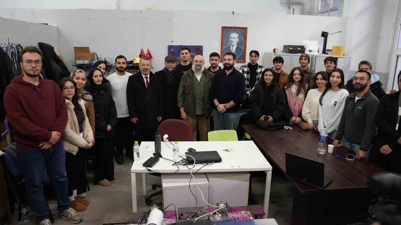 KB&Uuml;&rsquo;de &Ouml;mer &Ouml;zk&ouml;k ve Hikmet Gen&ccedil; &ouml;ğrencilerle bir araya geldi
