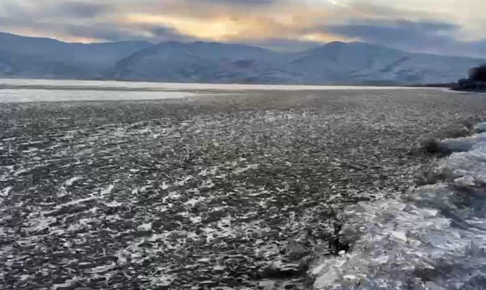 &Ccedil;ıldır G&ouml;l&uuml;&rsquo;nde buz k&uuml;tleleri sahile vurdu
