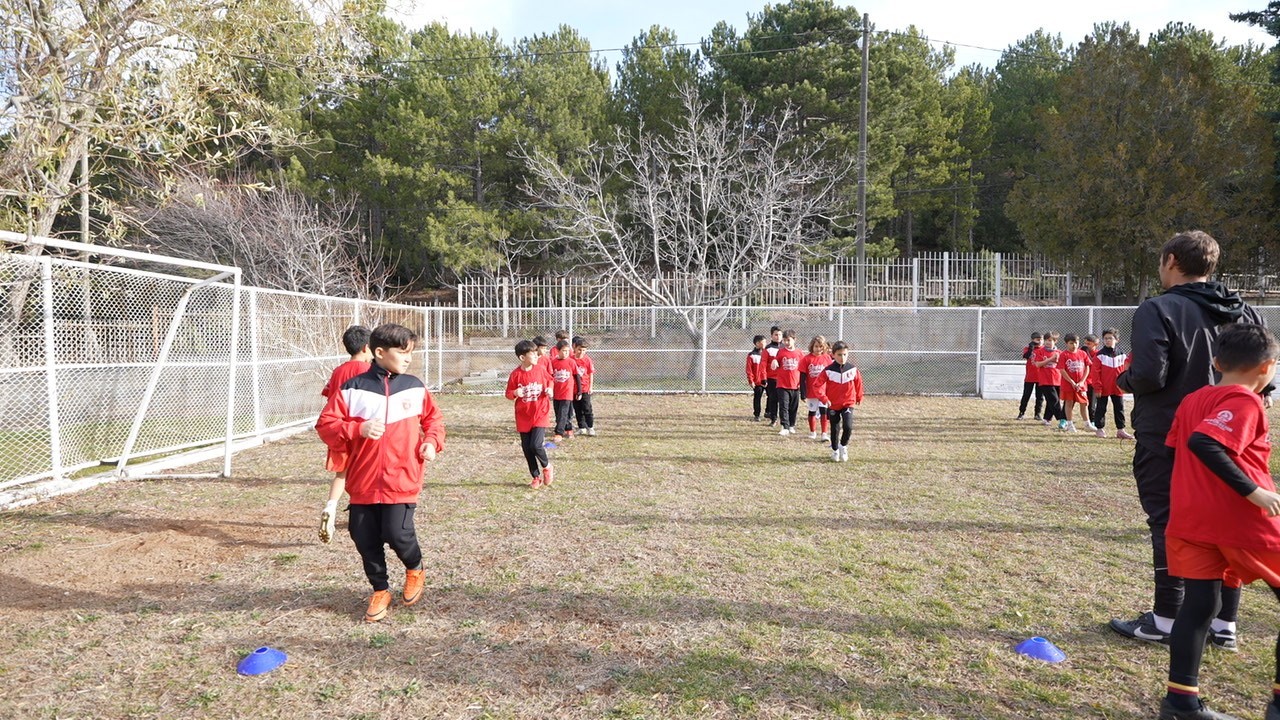 Geleceğin yıldız futbolcuları i&ccedil;in Denizli kampı başladı
