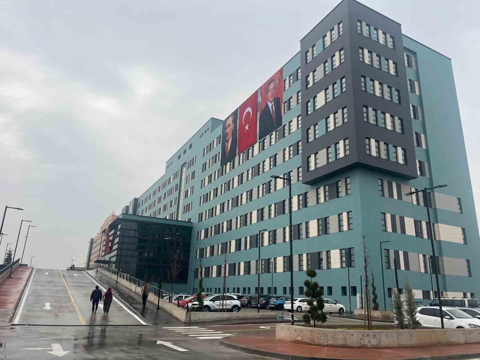 Aydın Şehir Hastanesi hastalara hizmet vermeye başladı
