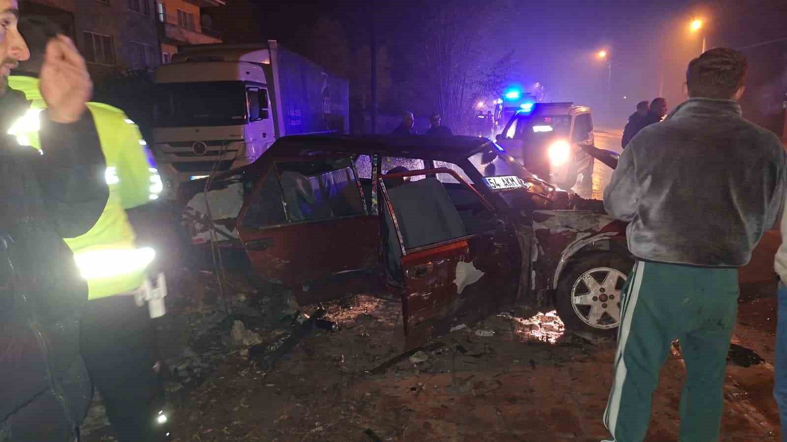 Alkoll&uuml; s&uuml;r&uuml;c&uuml; sollama yaparken duvara &ccedil;arptı: 3 yaralı
