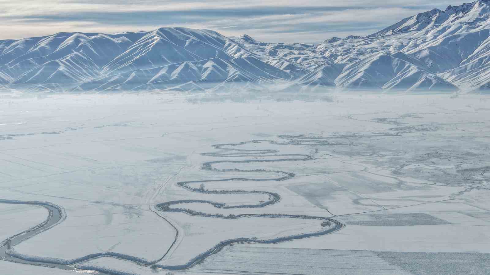 Y&uuml;ksekova&rsquo;nın kar altındaki menderesleri hayran bırakıyor
