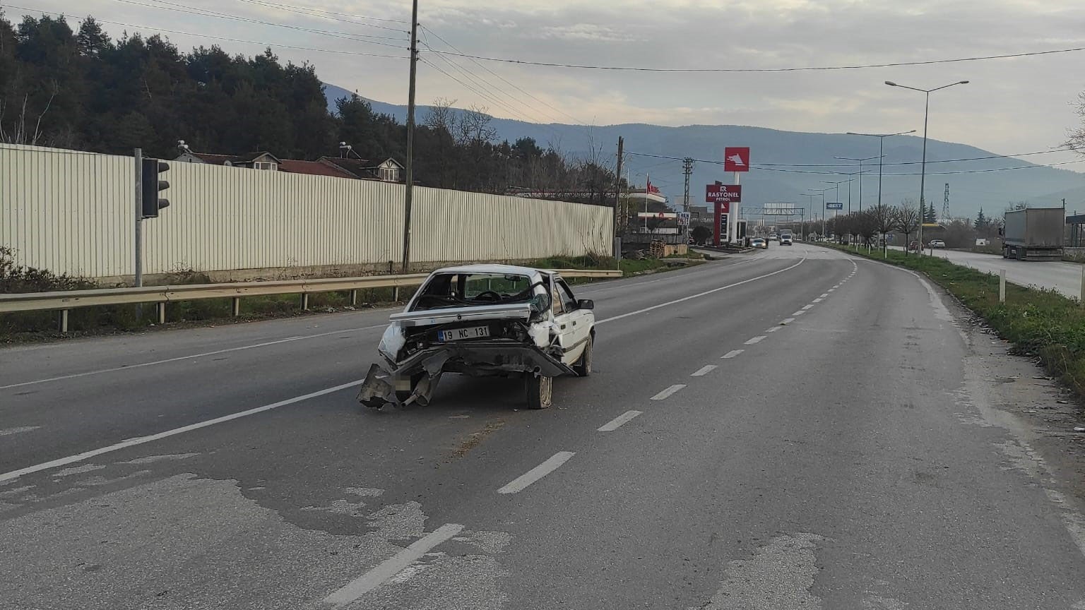 Kırmızı ışıkta bekleyen otomobile arkadan otomobil &ccedil;arptı: Kaza anı kamerada
