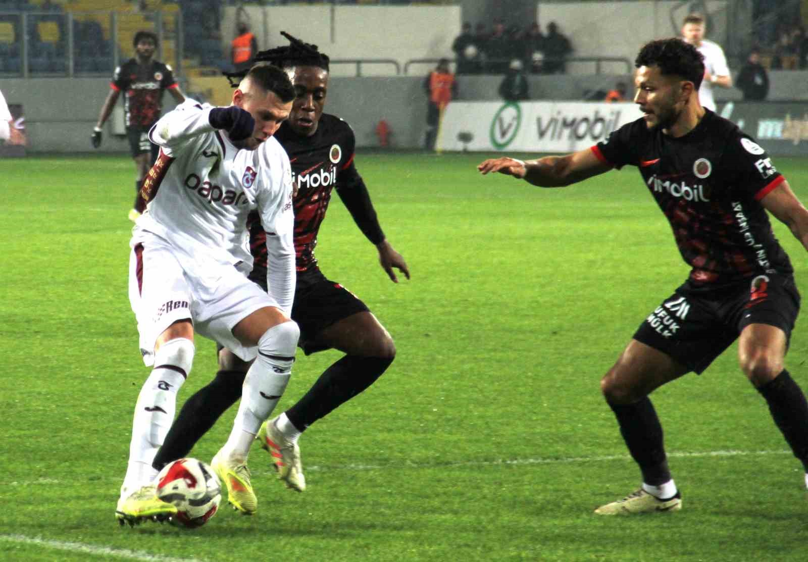 Trendyol S&uuml;per Lig: Gen&ccedil;lerbirliği: 2 - Trabzonspor: 1 (İlk yarı)
