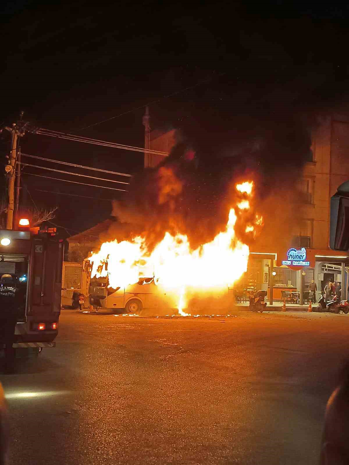Manisa&rsquo;da servis otob&uuml;s&uuml; alev alev yandı
