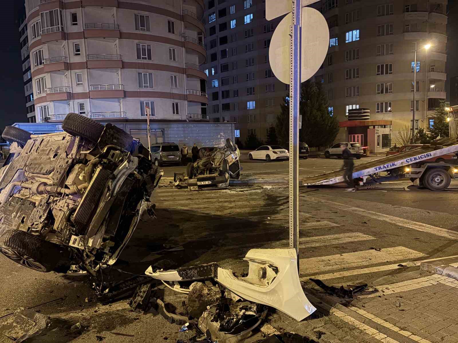 Kavşaktaki kazada otomobillerden biri yan yattı, diğeri takla attı: 2 yaralı
