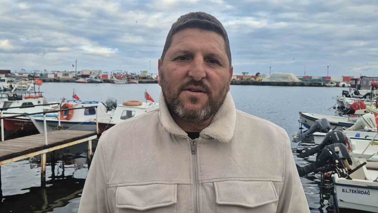 Poyraz k&uuml;&ccedil;&uuml;k tekne balık&ccedil;ılarını limana bağladı, ağlar tamire alındı
