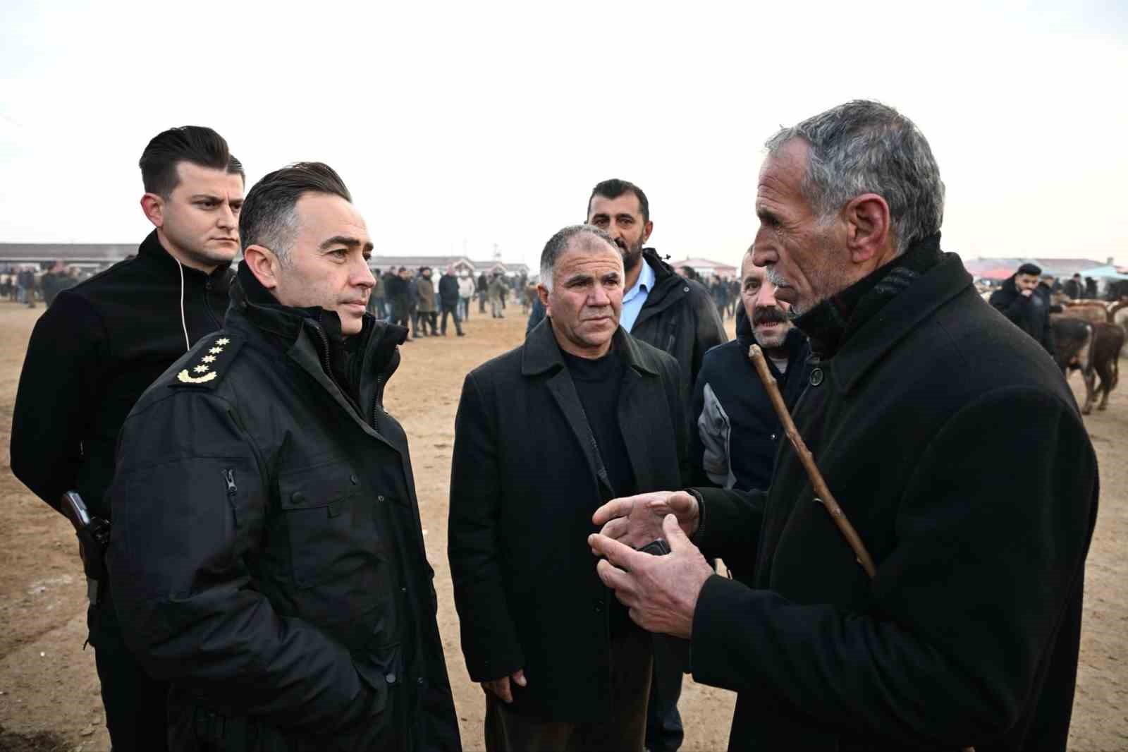 Ağrı Emniyet M&uuml;d&uuml;r&uuml; G&ouml;ksel &Ouml;nder, Hayvan Borsasını ziyaret etti
