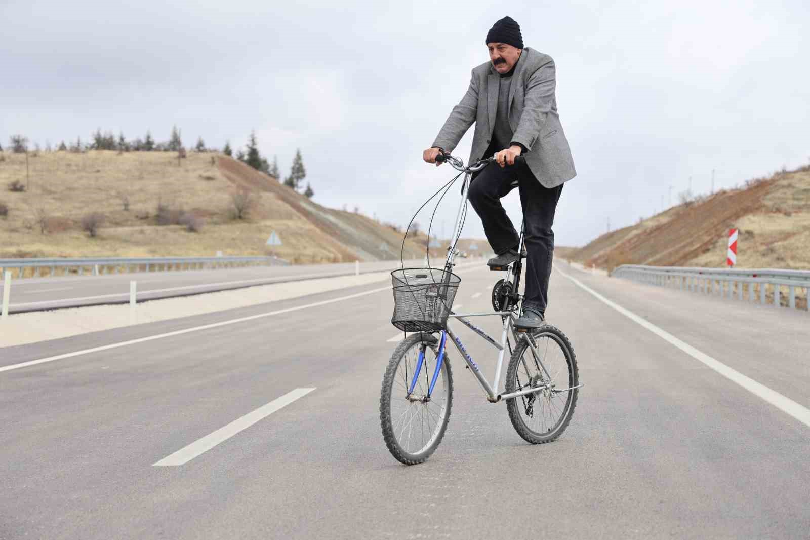 Elazığ&rsquo;da ilgin&ccedil; bisiklet tasarımı: Polisler bile durdurup inceliyor
