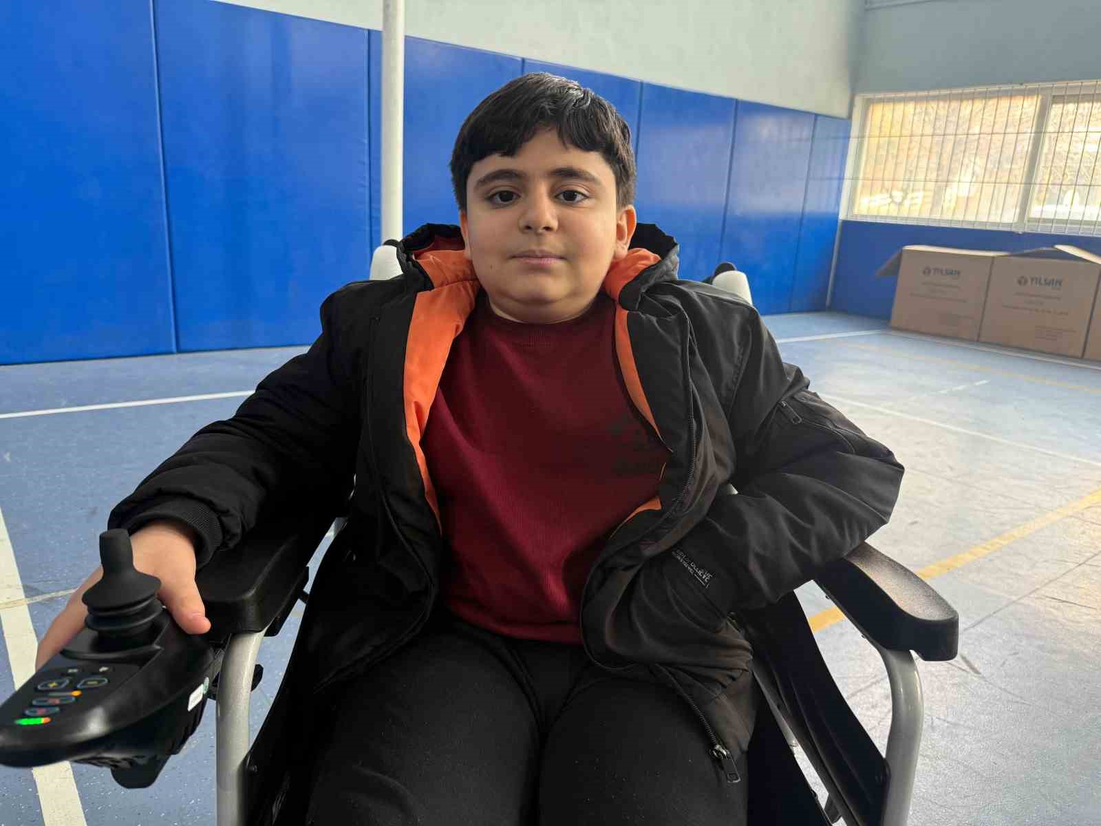 Hayırseverlerden, engelli bireylere 20 ak&uuml;l&uuml; sandalye hediye edildi
