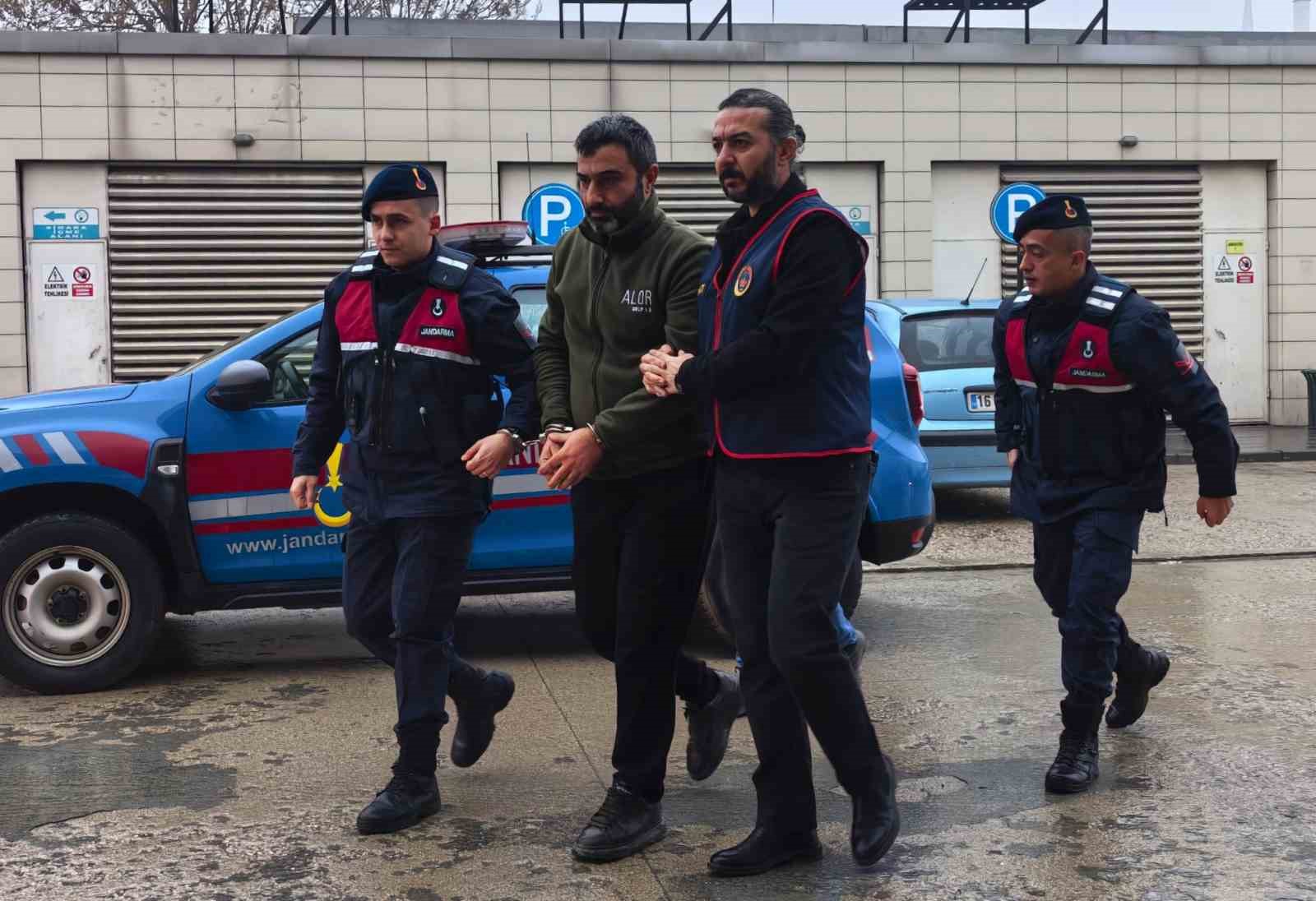 16 su&ccedil;tan 30 yılla aranan şahıs bağ evinde yakalandı
