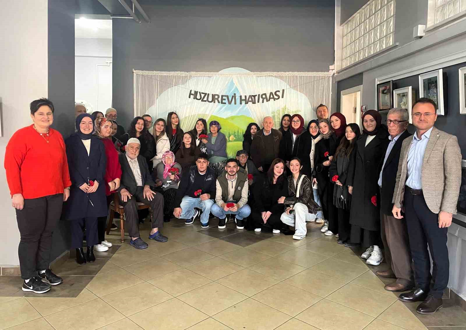 Üniversiteli gençlerden huzurevi ziyareti