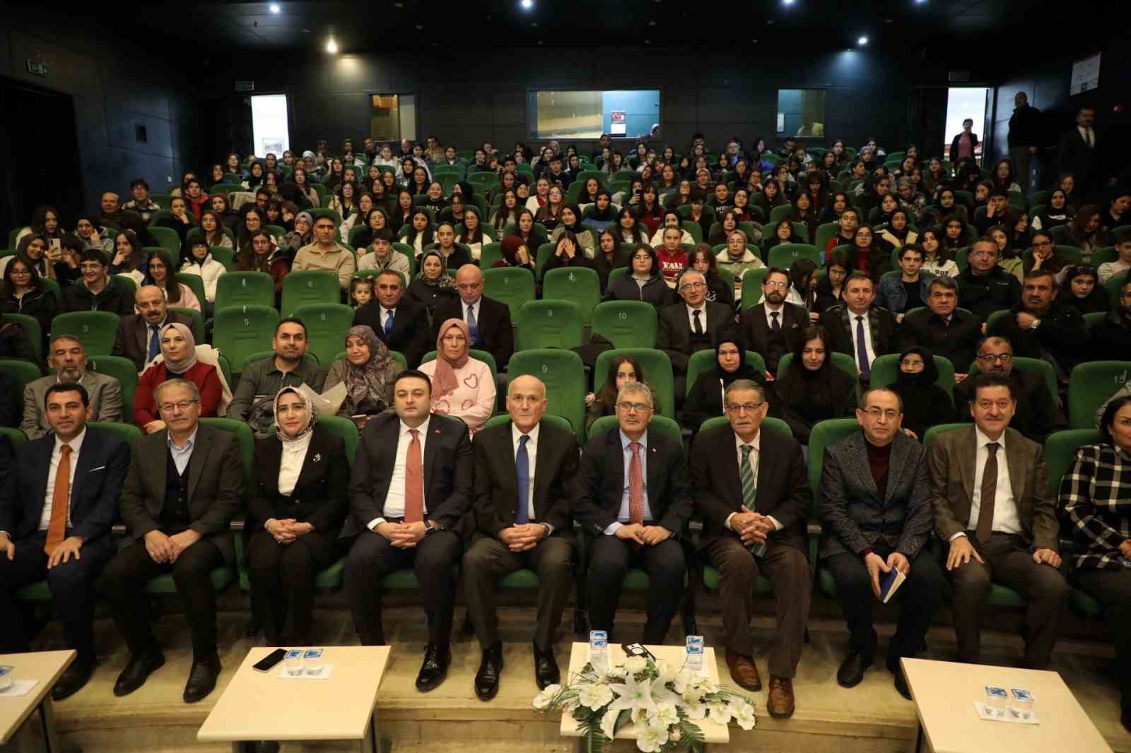 Vali &Ccedil;elik: "Edebiyat yalnızca okuma alışkanlığı kazandırmaz, aynı zamanda d&uuml;ş&uuml;nmeyi m&uuml;mk&uuml;n kılan g&uuml;&ccedil;l&uuml; bir alandır"
