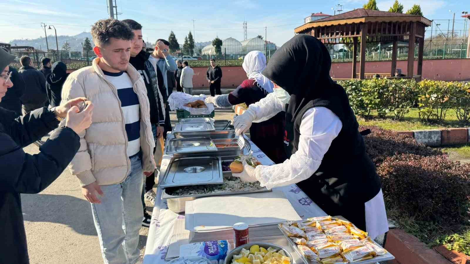 &Uuml;niversite &ouml;ğrencileri hamsi festivaliyle moral depoladı
