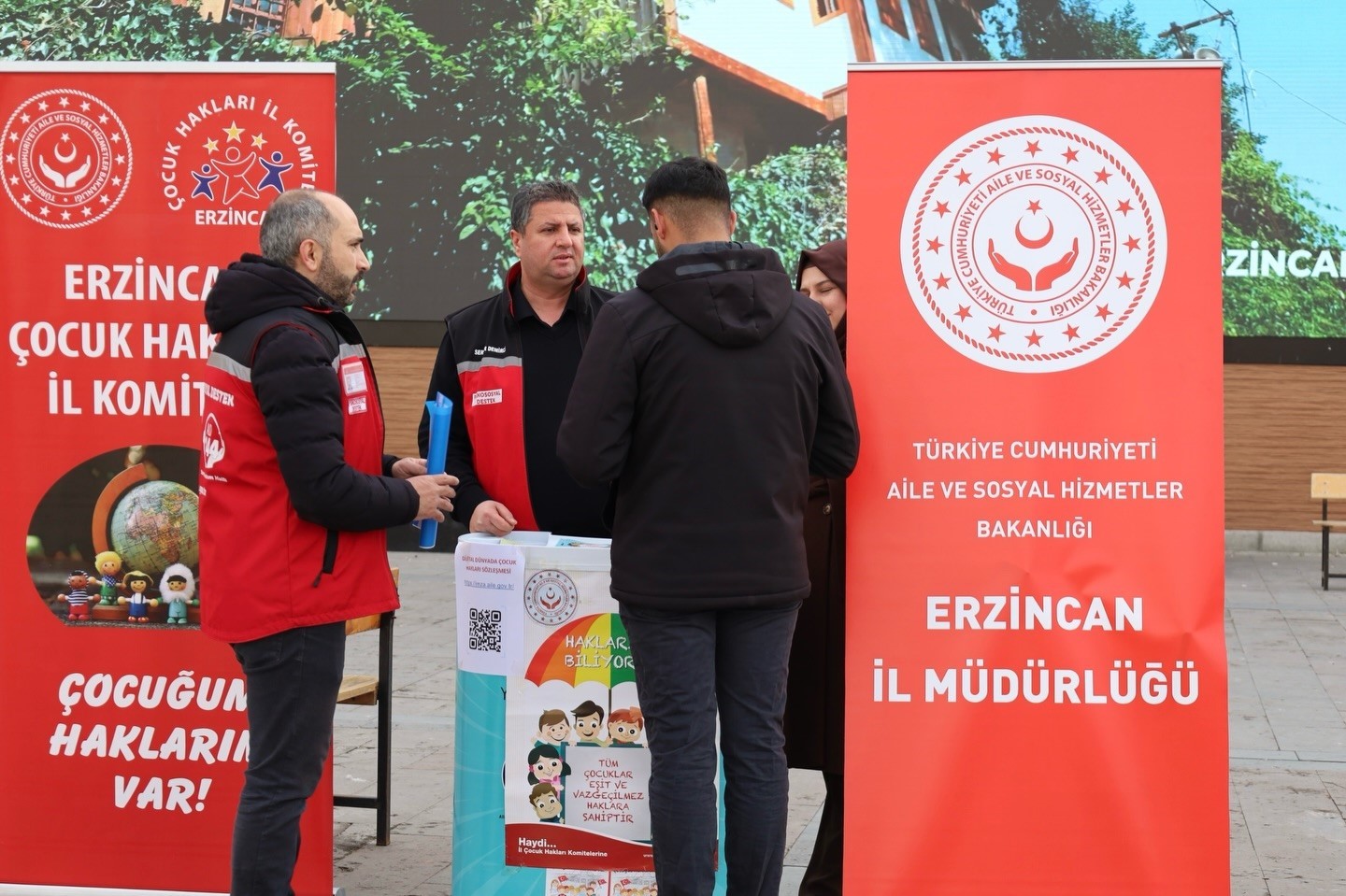 &Ccedil;ocukların dijital hakları i&ccedil;in Erzincan&rsquo;da imza seferberliği
