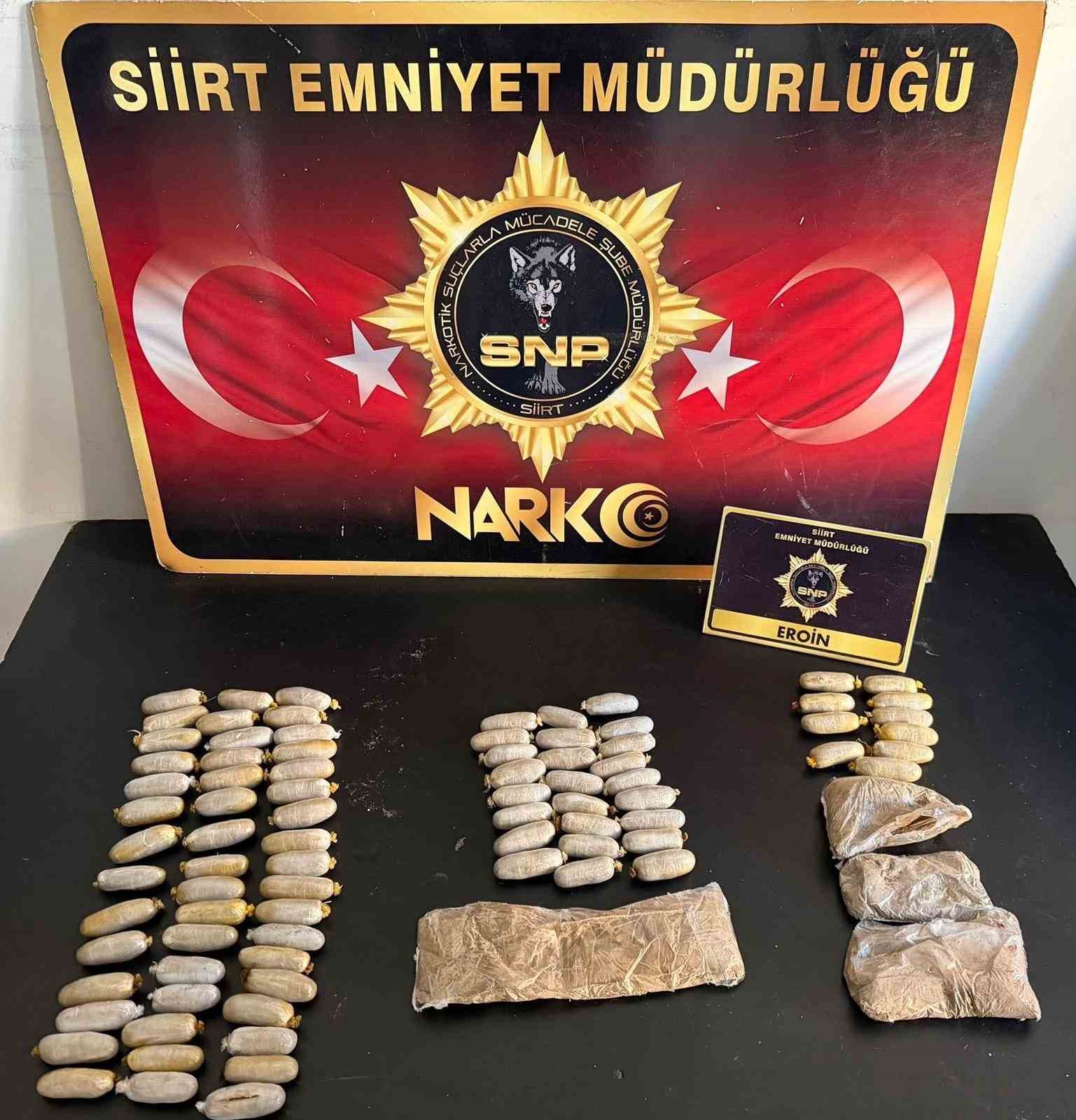 Siirt&rsquo;te midelerinden uyuşturucu &ccedil;ıkan 4 şahıs tutuklandı
