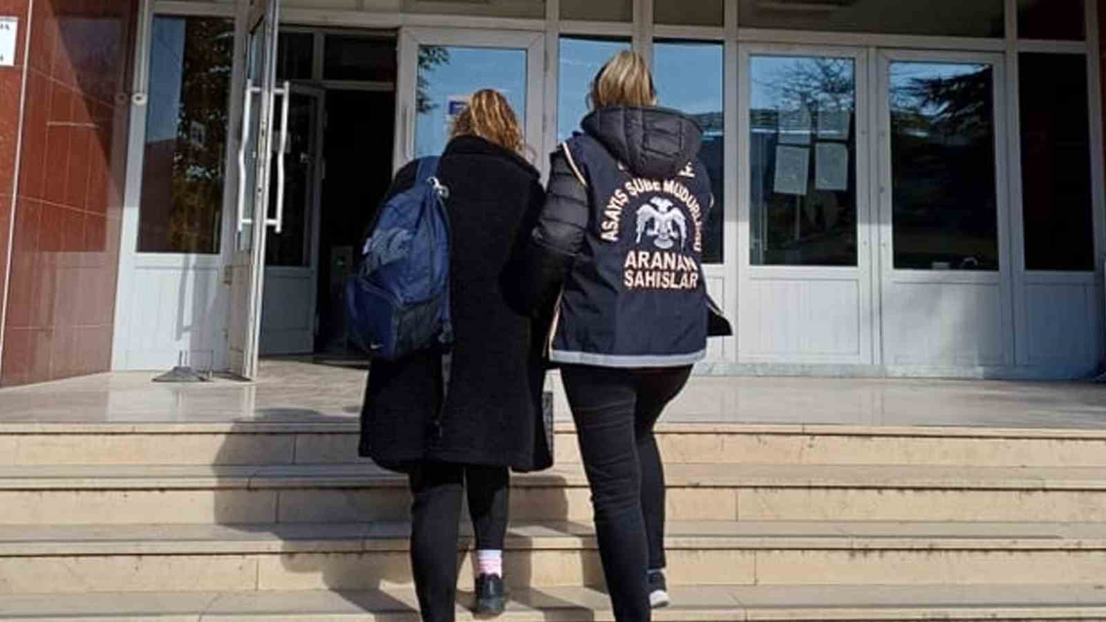 Bir yıldır aranan h&uuml;k&uuml;ml&uuml;, ara&ccedil; i&ccedil;inde g&uuml;neşlikle y&uuml;z&uuml;n&uuml; kameralardan gizlemeye &ccedil;alışırken yakalandı
