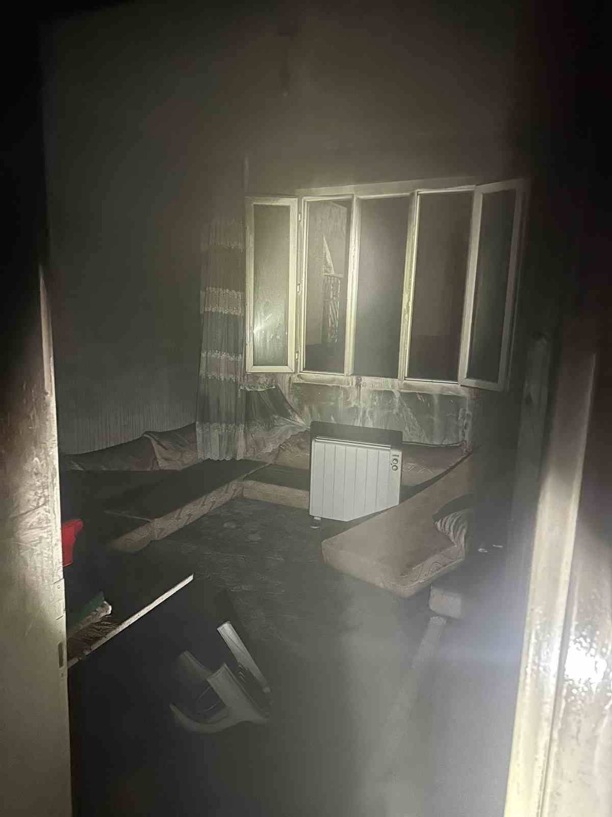 Hatay&rsquo;da m&uuml;stakil ev alevlere teslim oldu
