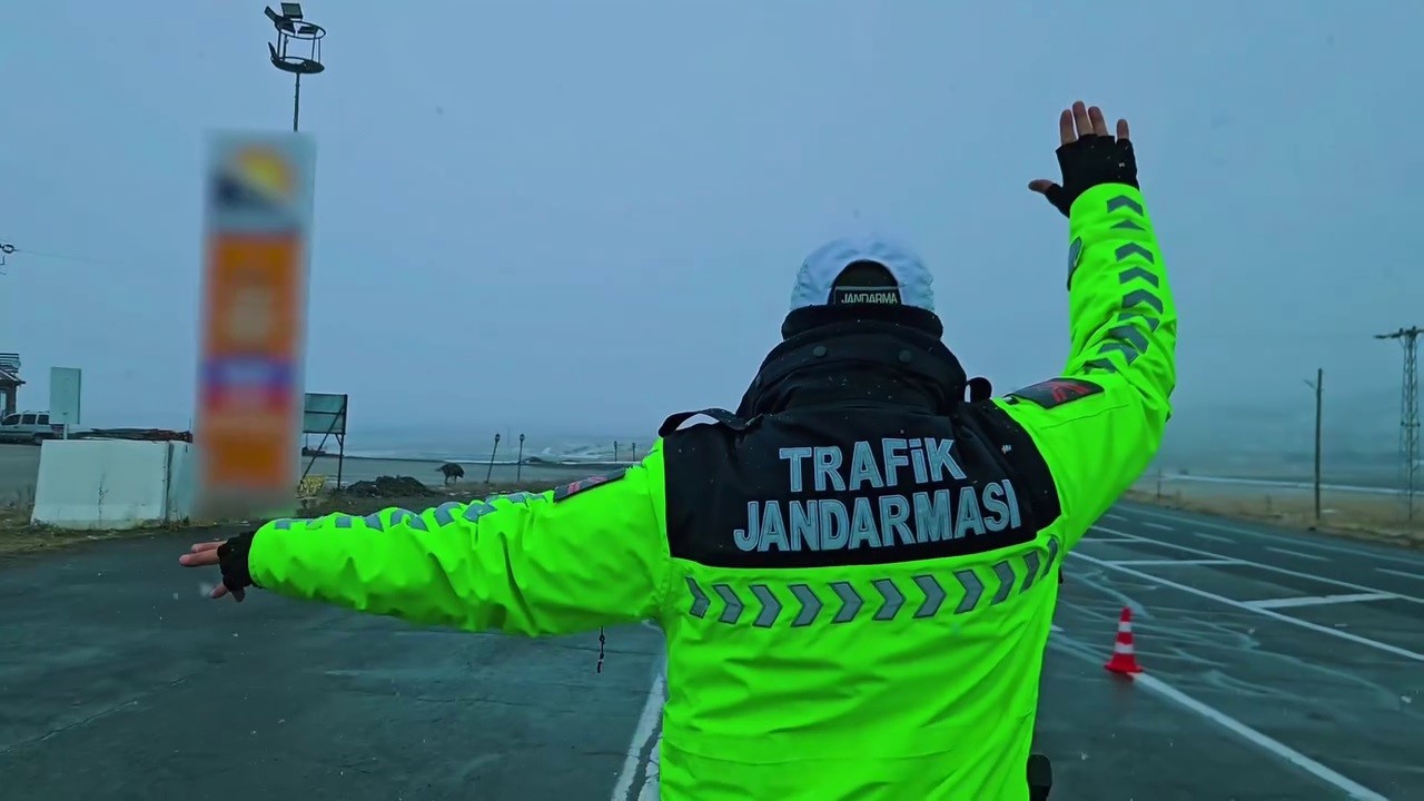 Jandarma trafik ekiplerinden kış lastiği denetimi
