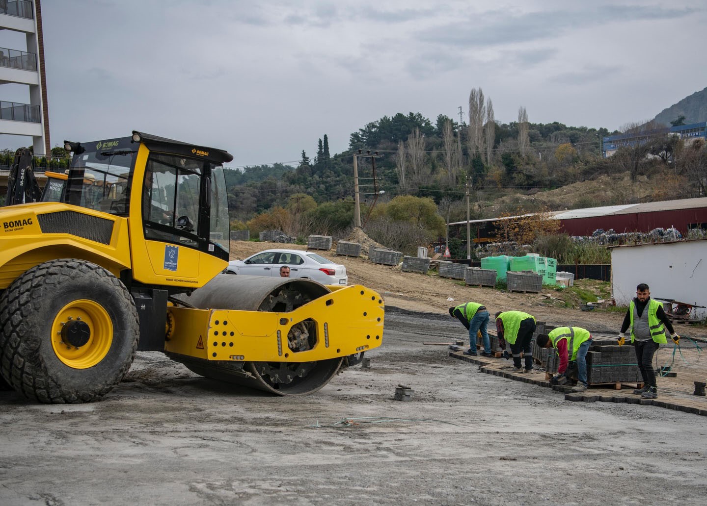 Kuşadası Belediyesi kente modern ve konforlu yollar kazandırıyor

