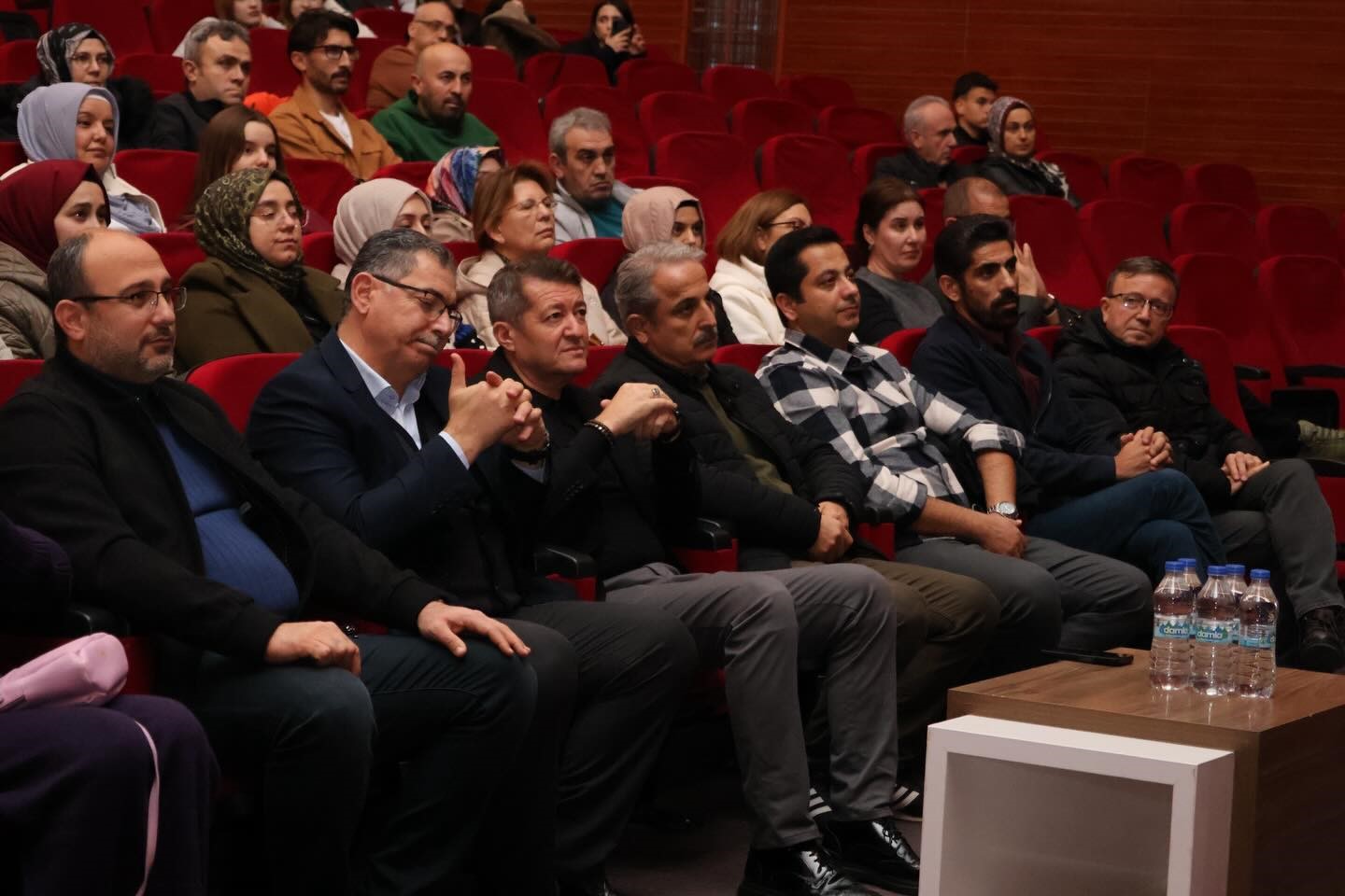 Şeyh Edebali Kongre Merkezi&rsquo;nde şiir gecesi d&uuml;zenlendi
