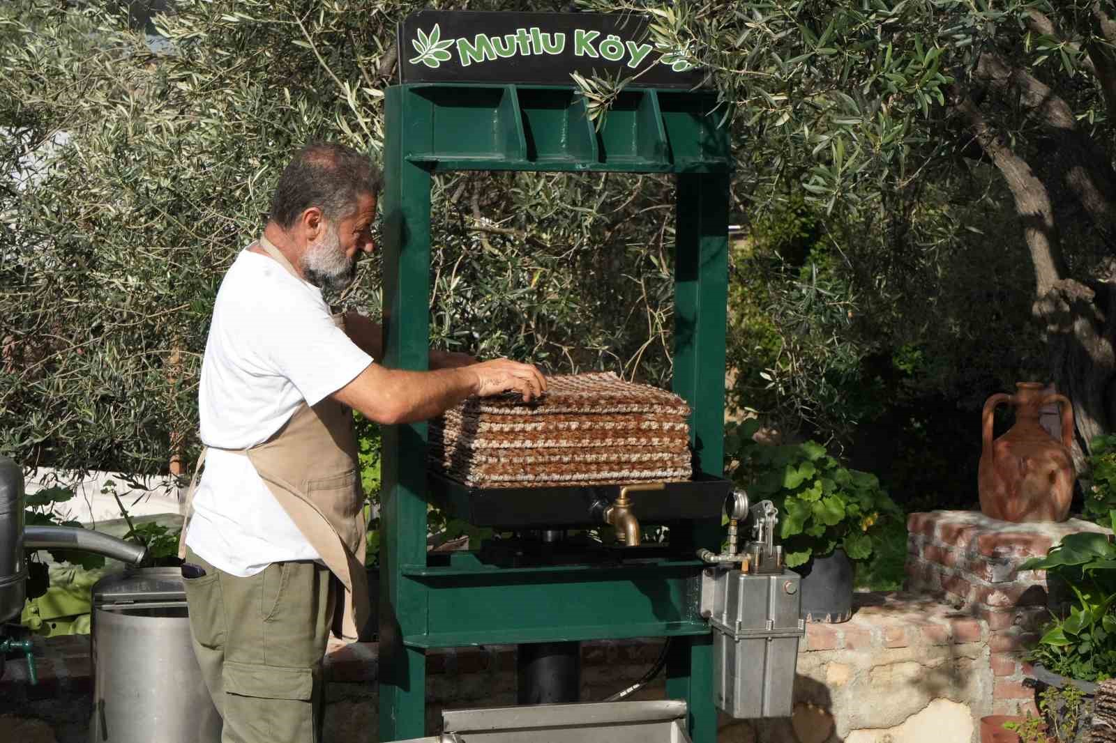 Zeytinyağında dededen kalma "taş baskı" y&ouml;ntemini yaşatıyor
