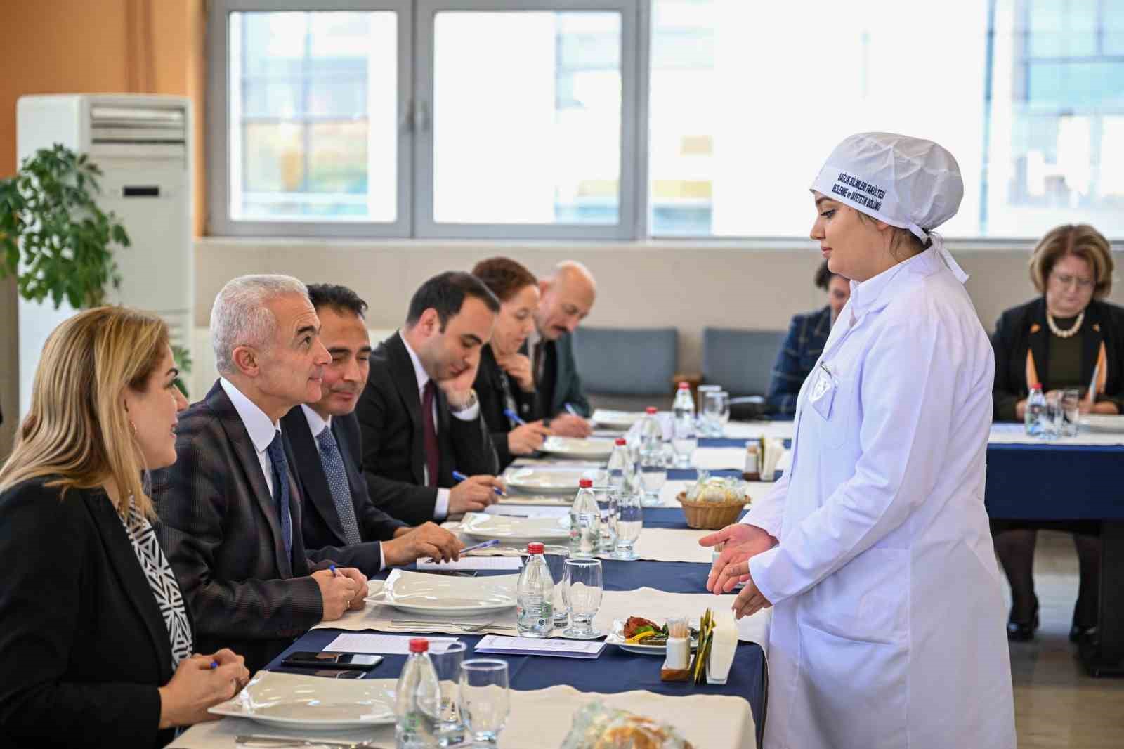 &Uuml;niversiteli aş&ccedil;ı adayları h&uuml;nerlerini sergiledi
