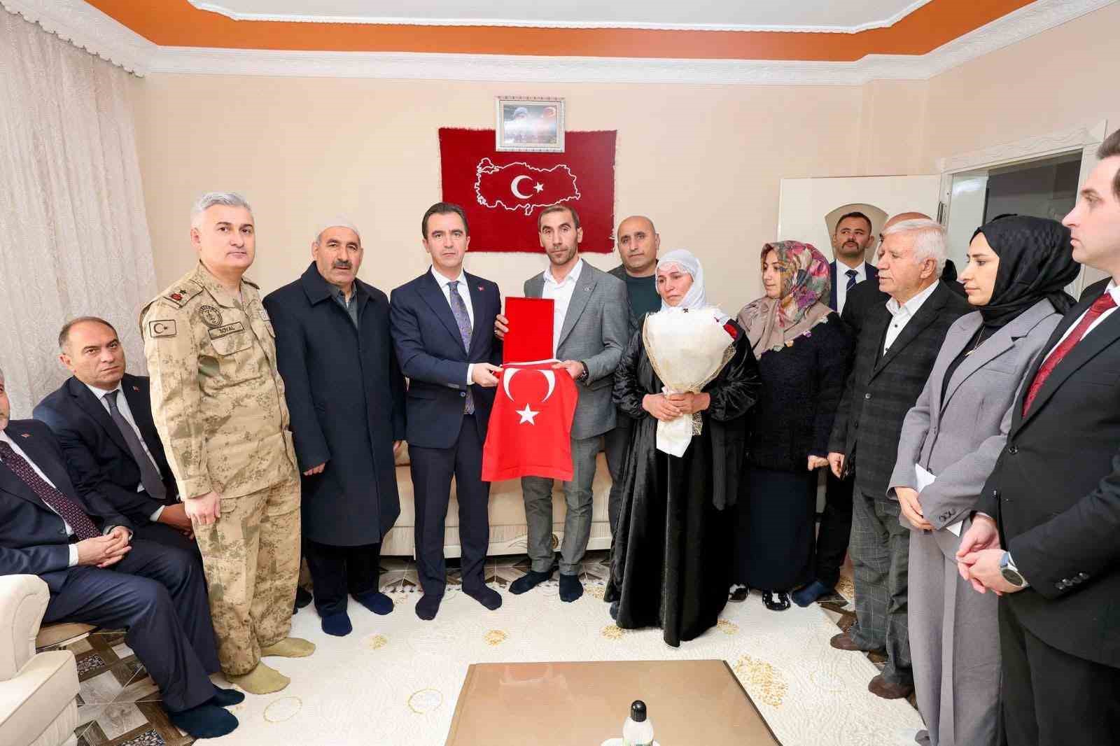 Vali Karakaya’dan şehit ailesine ziyaret