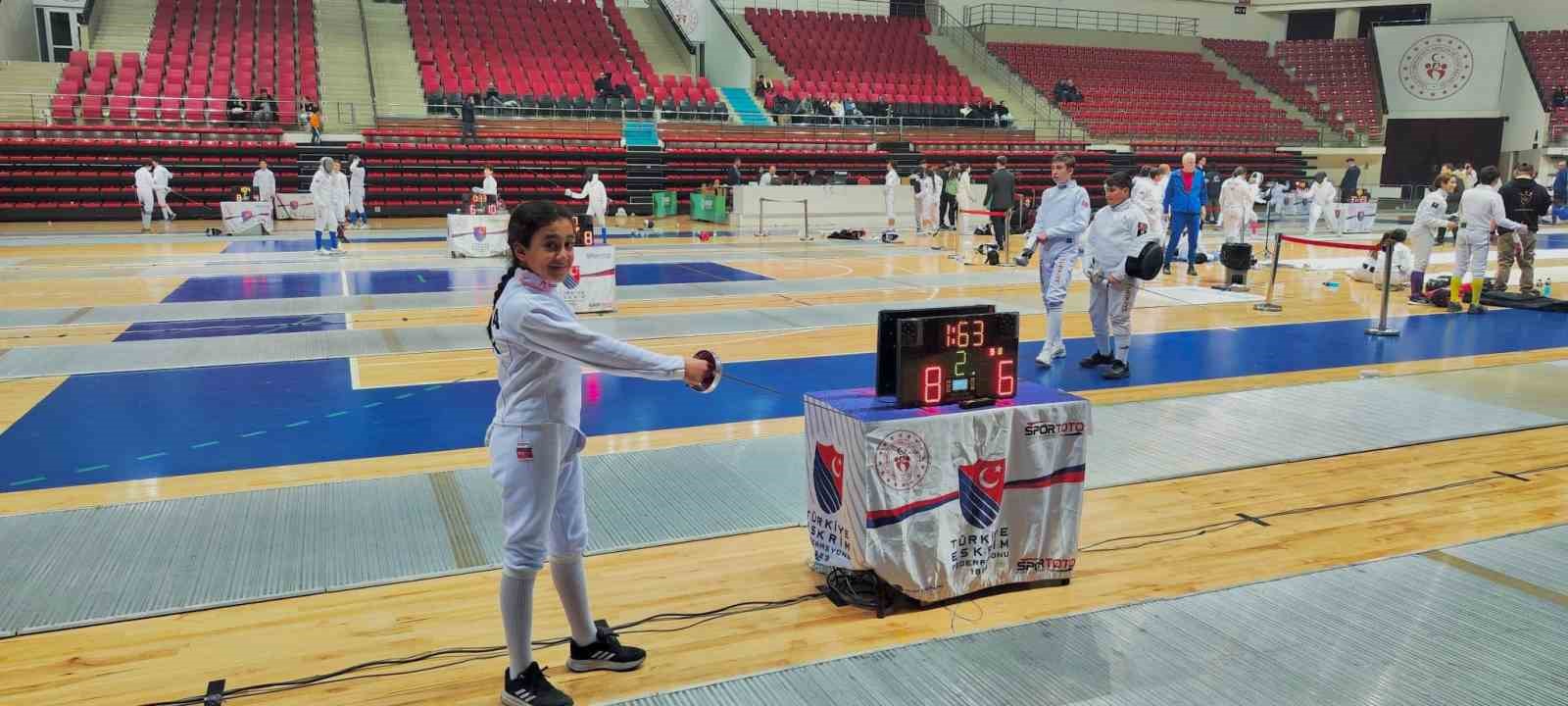 Elazığlı Elif Reyyan eskrimde T&uuml;rkiye şampiyonu
