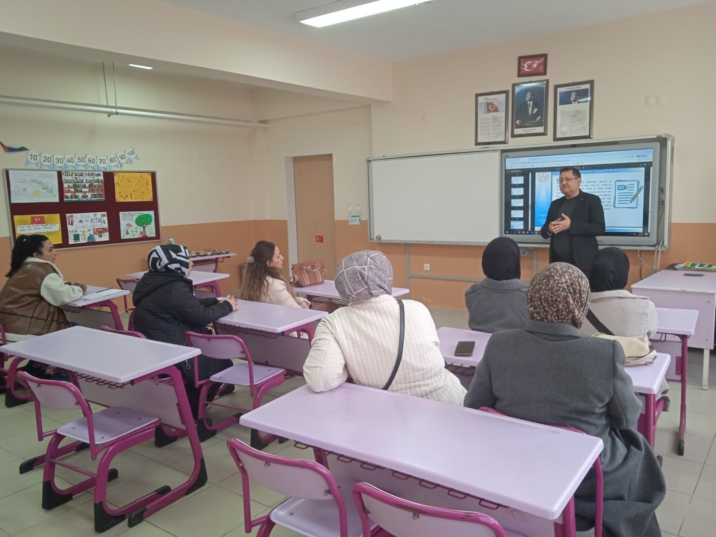 Altıntaş&rsquo;ta Aile Okulu Kursu devam ediyor
