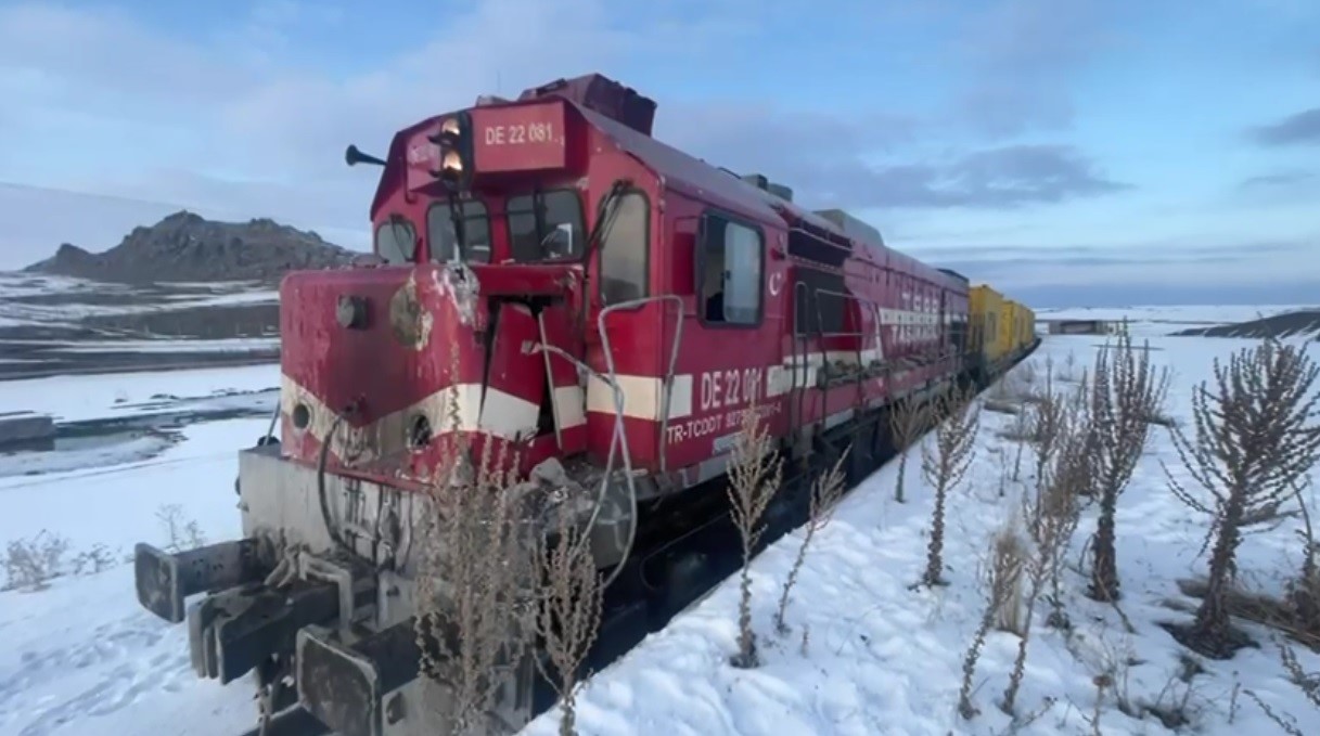 Kars&rsquo;ta y&uuml;k treni kamyon ile &ccedil;arpıştı: 1 &ouml;l&uuml;
