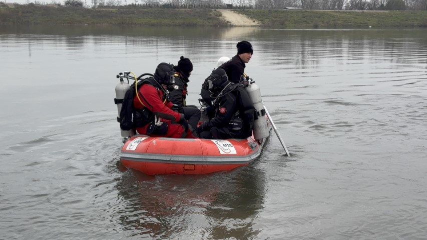 Oğlu nehirde kaybolan annenin 4 g&uuml;nd&uuml;r g&ouml;z&uuml; yaşlı bekleyişi