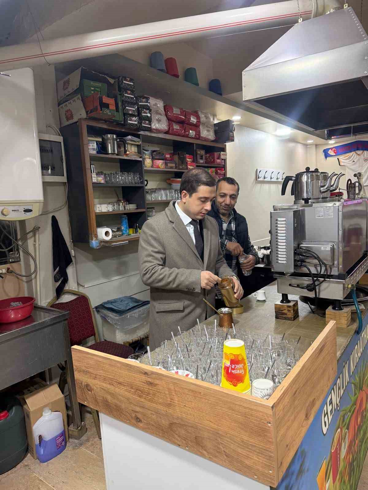 Kaymakam Başar fırında ekmek pişirip, &ccedil;ay ocağında kahve hazırladı
